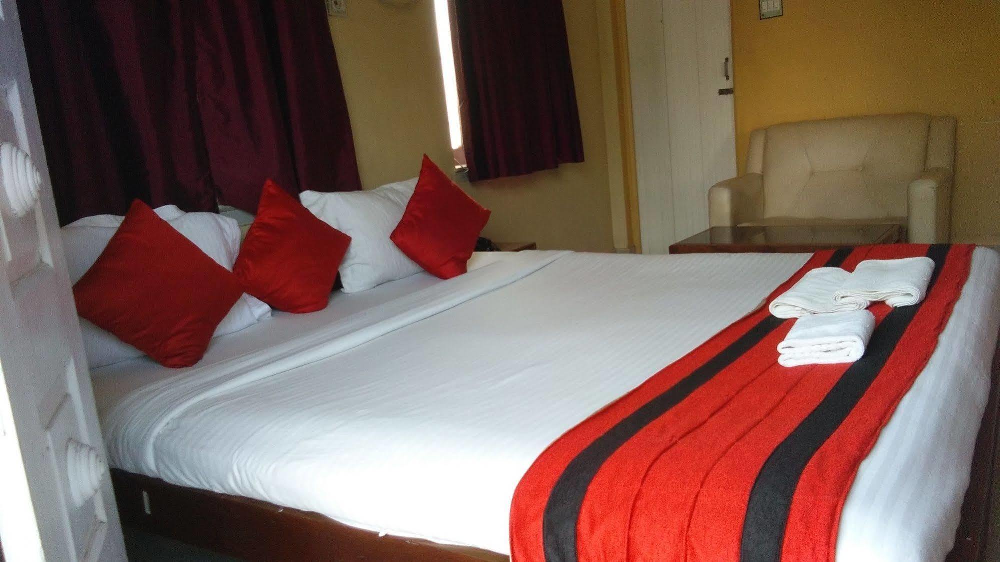 New Hotel White Palace Calcutta Exteriör bild