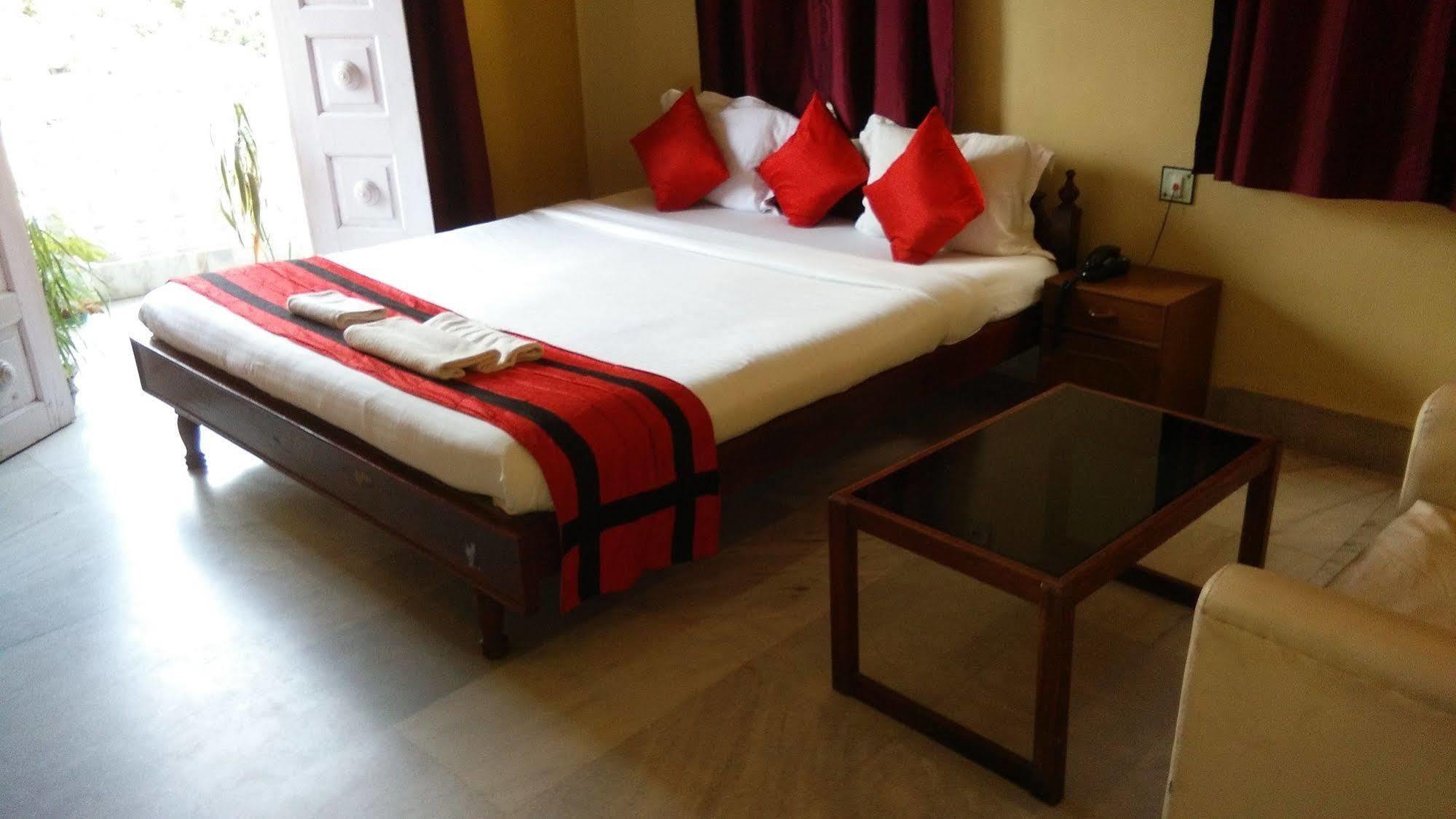 New Hotel White Palace Calcutta Exteriör bild